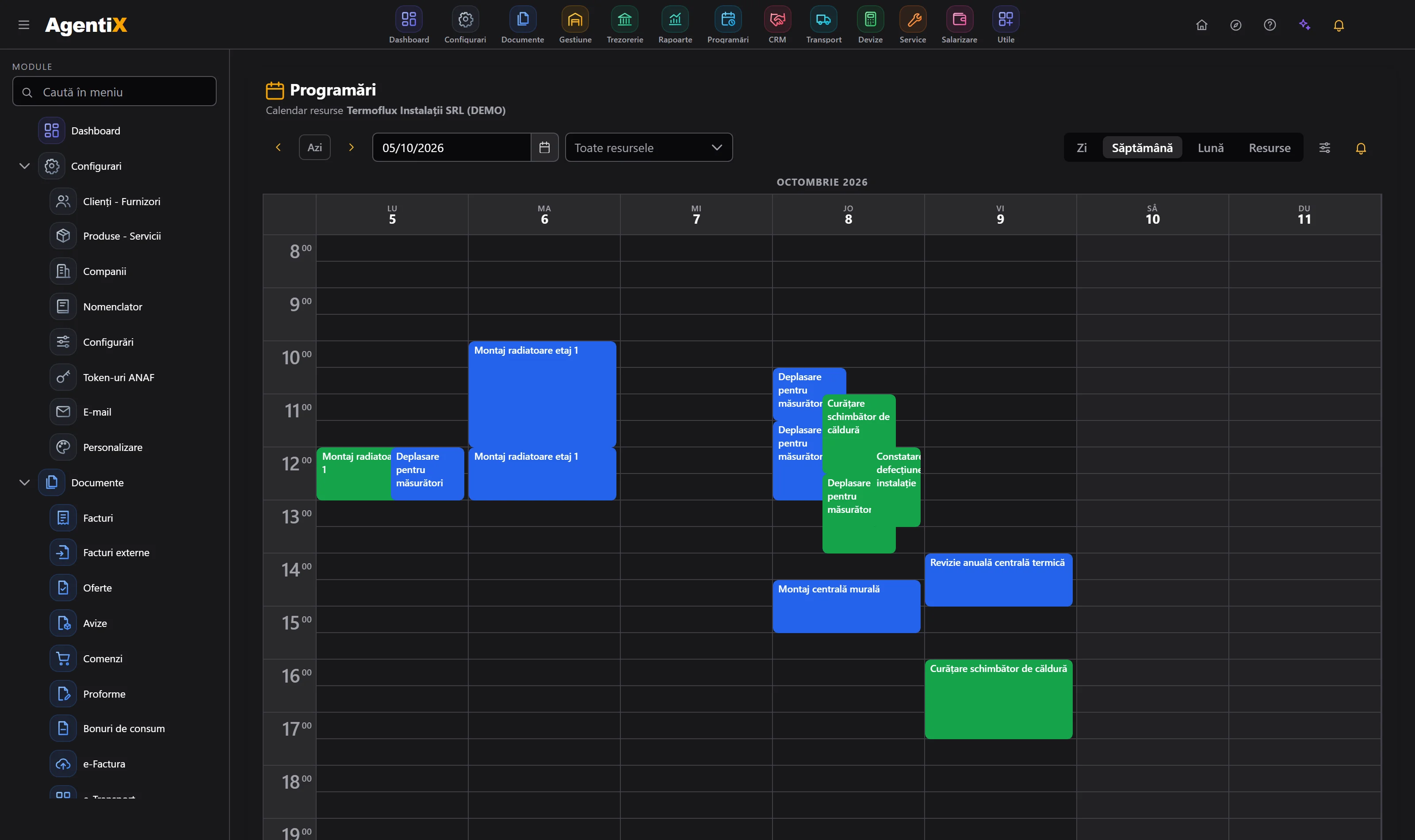 Calendarul de programări din AgentiX pe o săptămână, cu lucrările colorate pe resurse